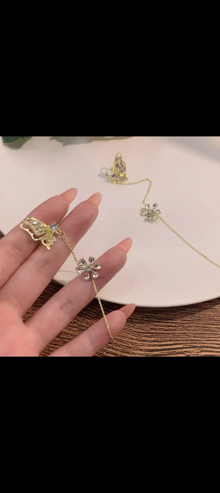 🦋 Elegant Butterfly Earcuff – No Piercing Needed!